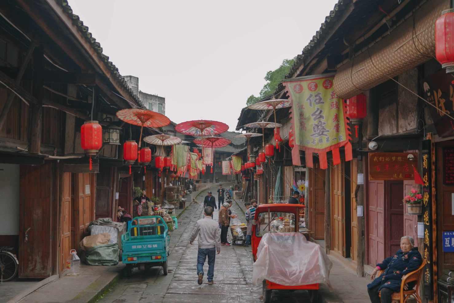 我为群众办实事|隔离栏和共享单车占压盲道 长安城管:已全部清理整改